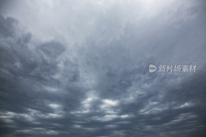 钢蓝色的风暴云在天空中蔓延