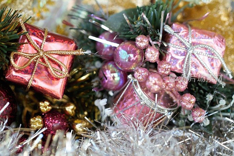 圣诞装饰品包括微型礼物和鼓