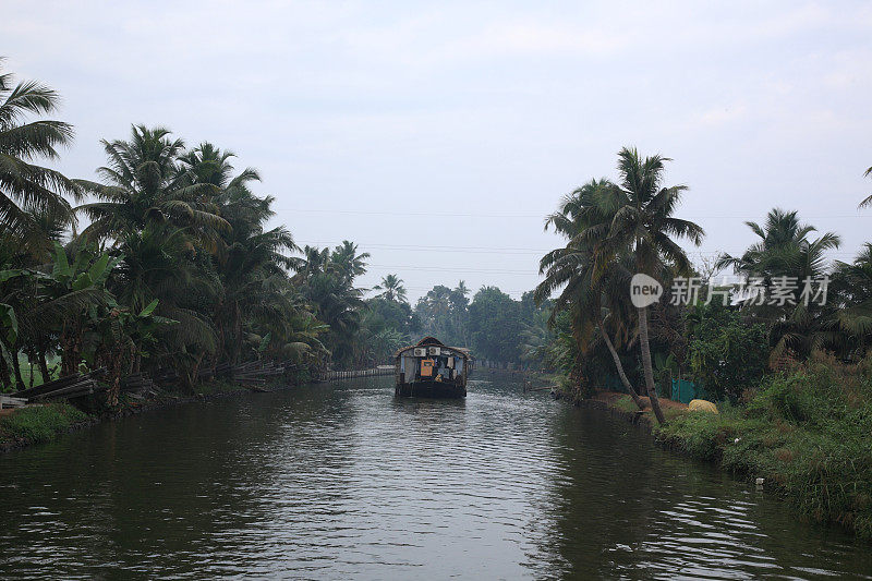 印度喀拉拉邦，阿勒皮，喀拉拉邦回水上的游艇
