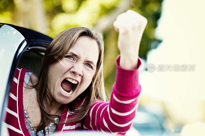 女司机也会有路怒症!愤怒的女性挥舞着拳头