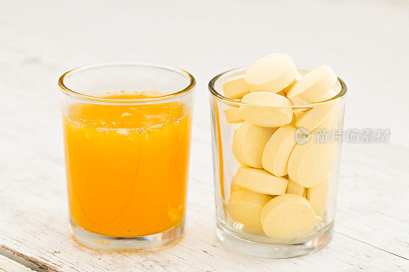 橙汁和维生素C药丸
