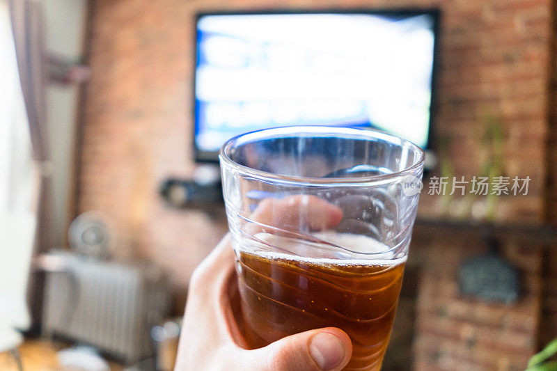 喝啤酒，看电视