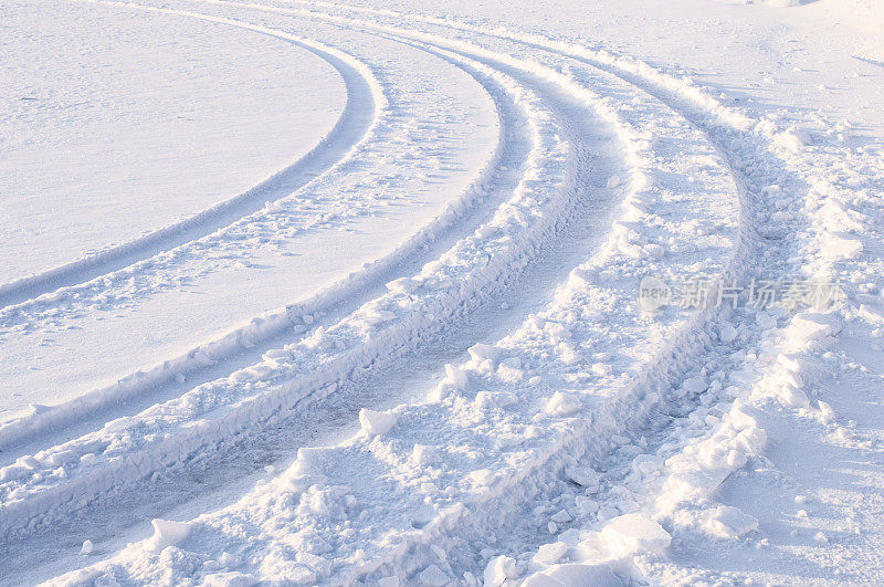 雪地上的轮胎印