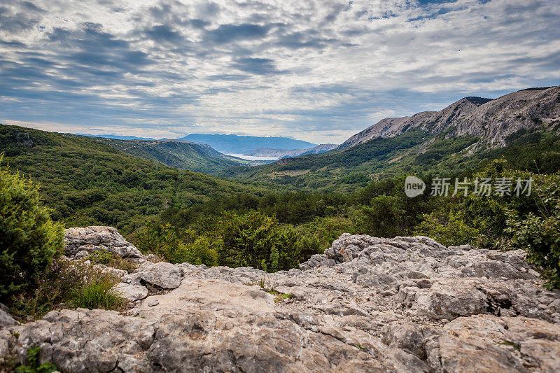 Krk岛上崎岖的克罗地亚风景