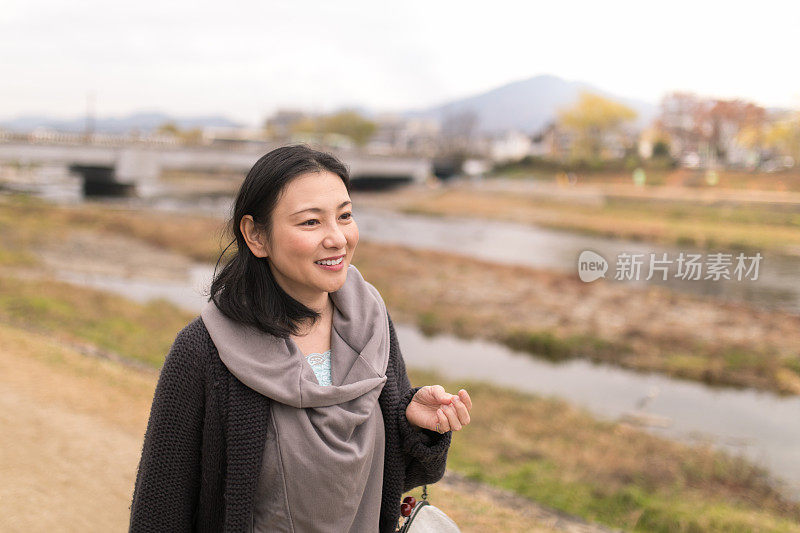 一个日本女人在河边散步