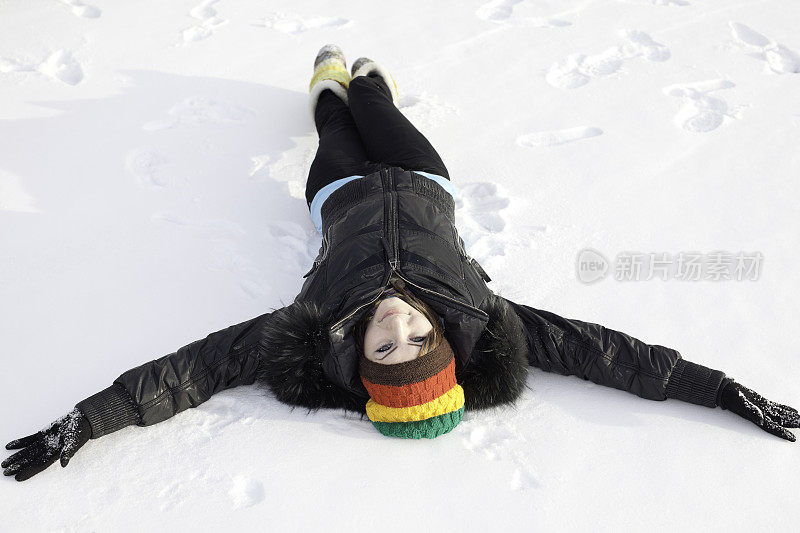 冬天，女孩躺在冰封的河边