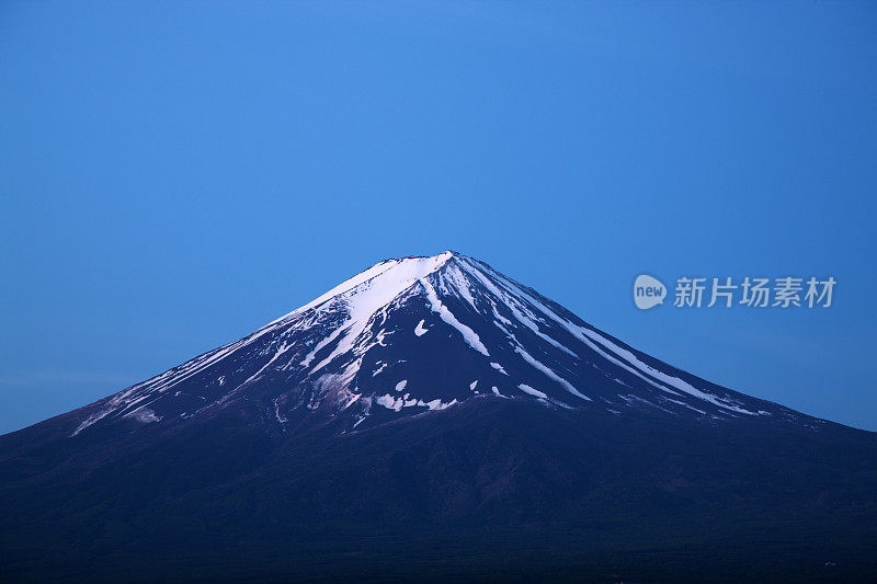 白雪皑皑的富士山，晴朗的蓝天，白天