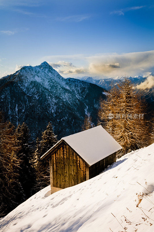 高山的小木屋