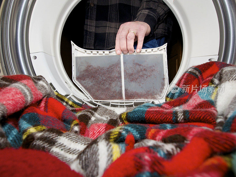 衣物烘干机的棉绒陷阱从内部清理特写