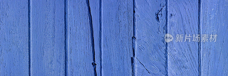 详细的蓝色木板背景由风化和磨损的木板组成。