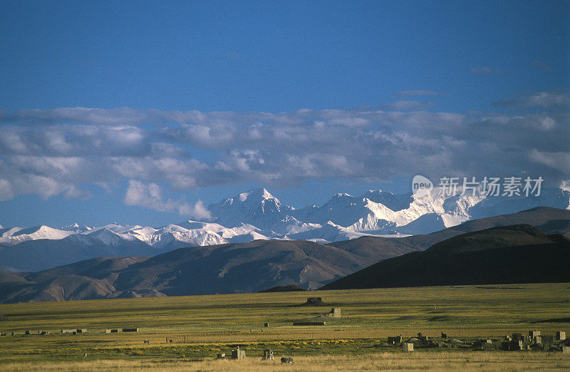 有珠穆朗玛峰和奥尤山的西藏高原
