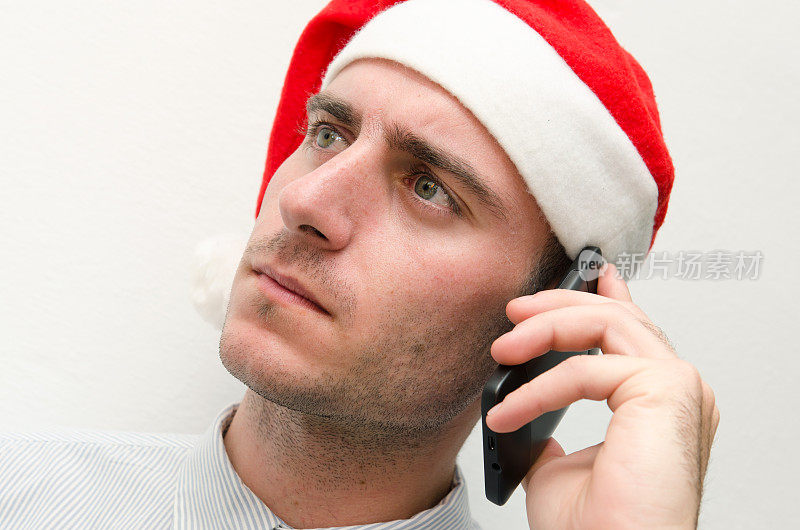 商人戴着圣诞老人帽，打电话来