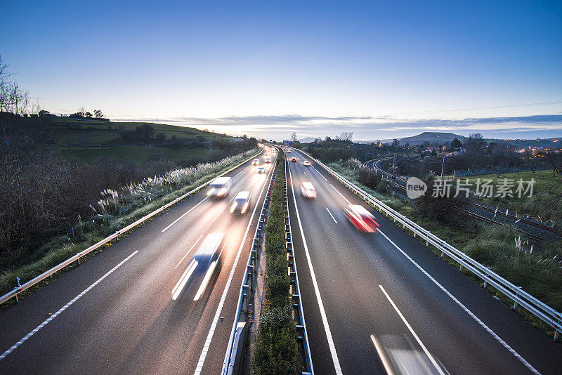 夜间高速公路与交通