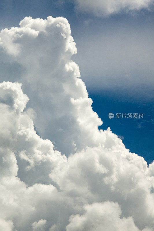 云类型学:在夏季季风雷暴期间的阴沉天空积云。