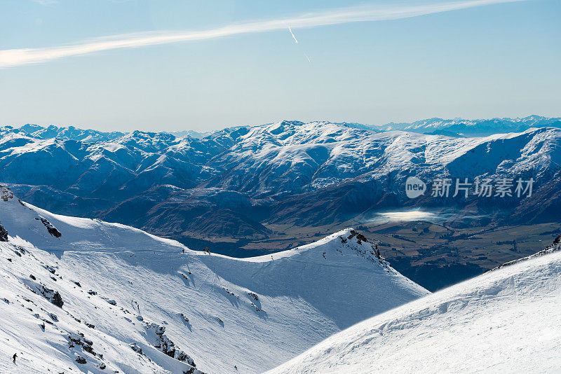 背景是非凡滑雪场和箭镇