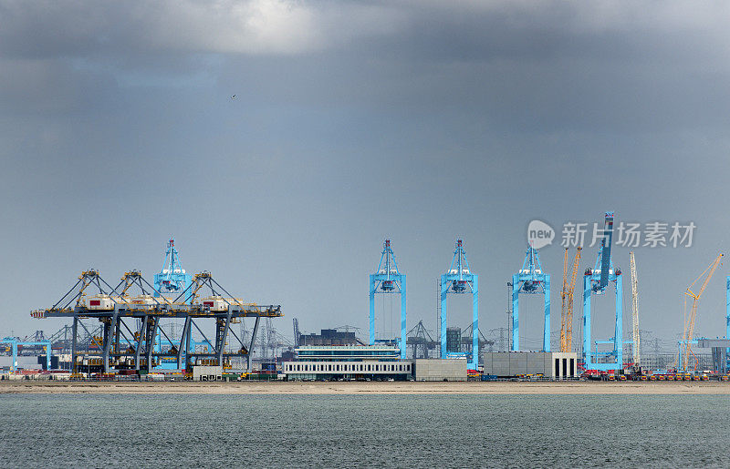港口集装箱船装卸码头的门式起重机