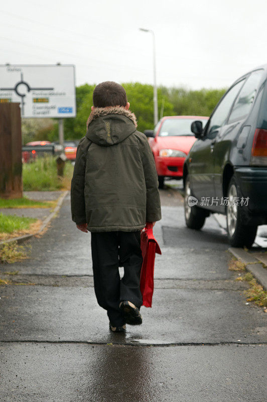 一个四岁的男孩在上学的路上