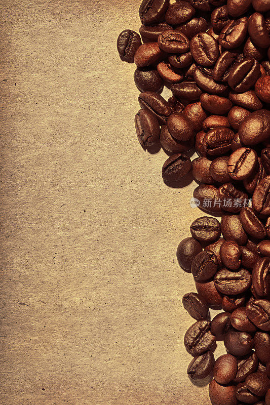 旧纸上的咖啡豆——高分辨率5000万像素