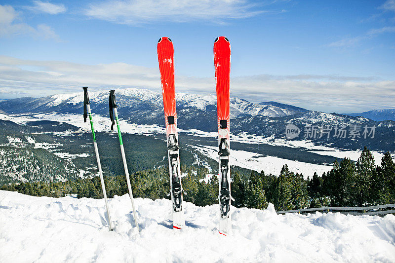 滑雪板和滑雪杖