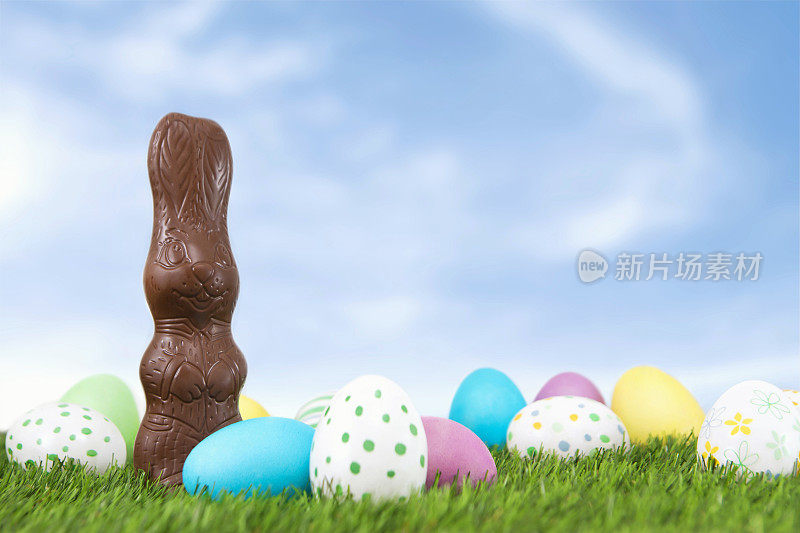 复活节彩蛋和糖果兔子