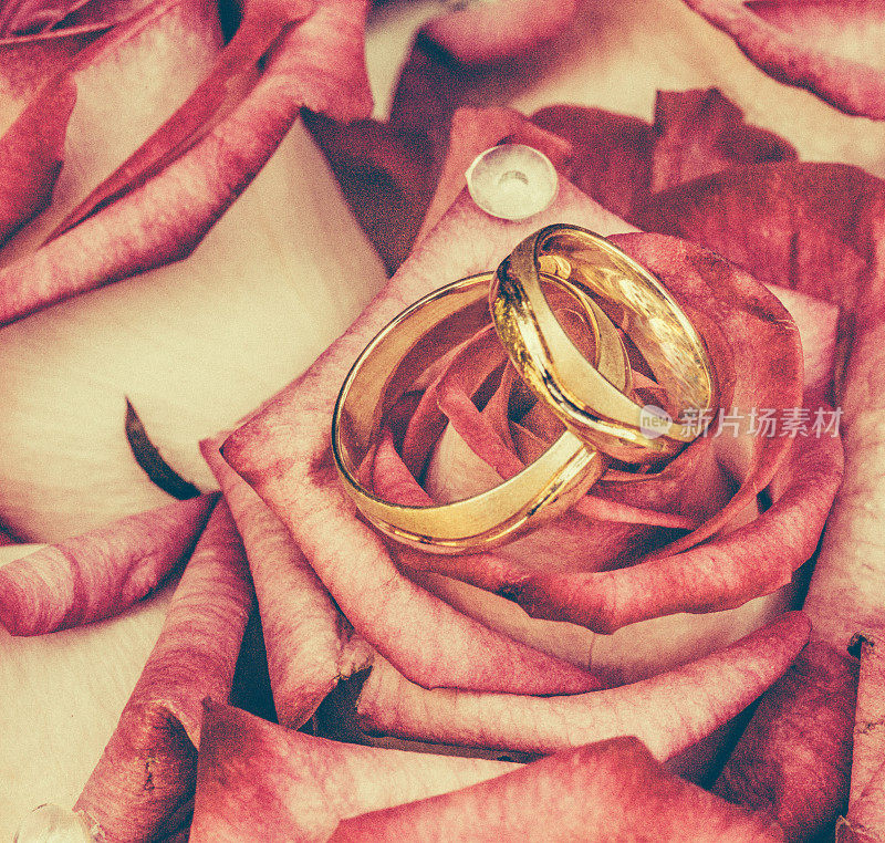 婚礼戒指躺在婚礼花束上