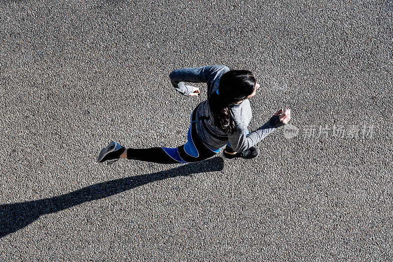 俯瞰年轻女子慢跑