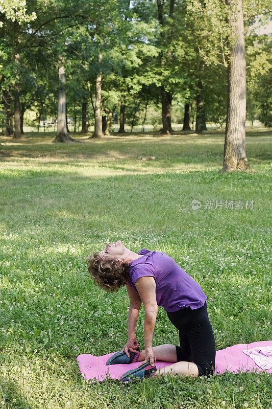 老年妇女在公园里锻炼