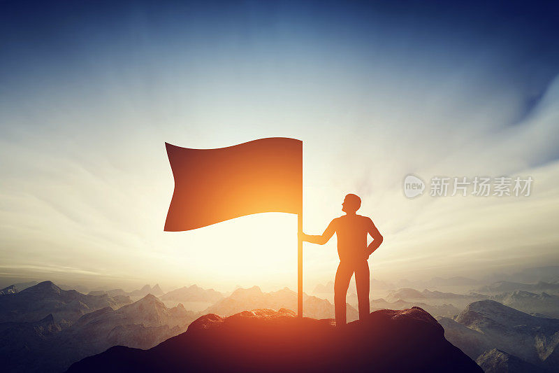 骄傲的人在山顶上升旗。挑战,成就