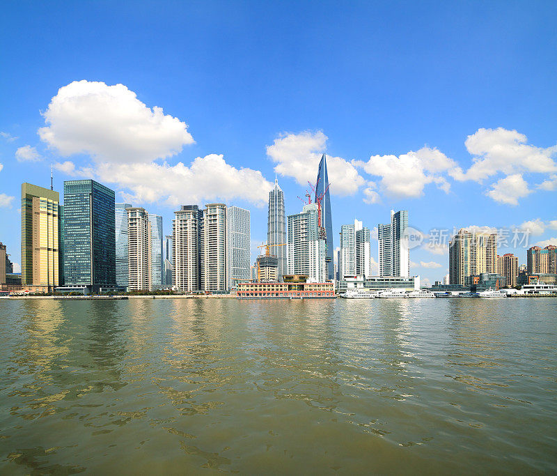 上海外滩现代建筑城市天际线