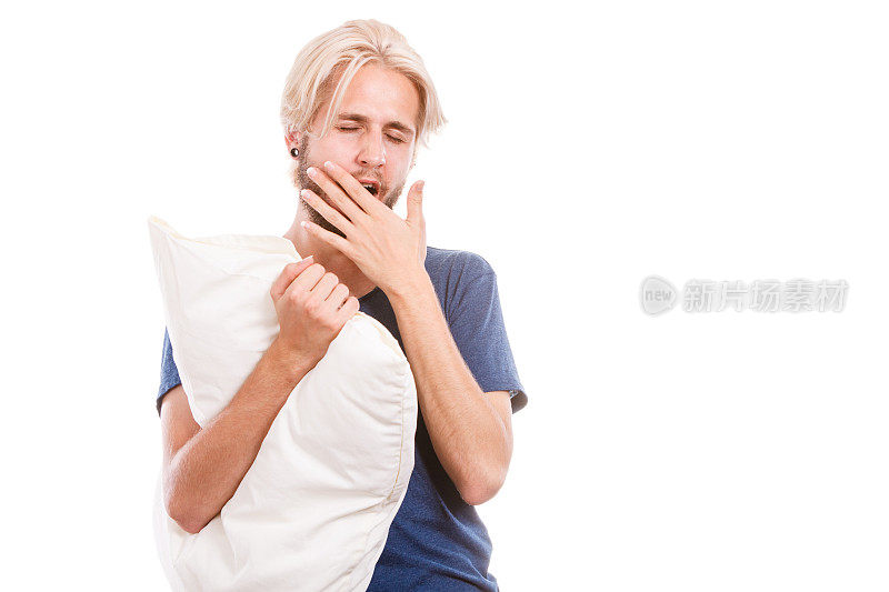 瞌睡的年轻人抱着白色的枕头
