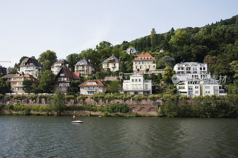 为居住在海德堡附近内卡尔河河畔的人们建造的古典和现代建筑