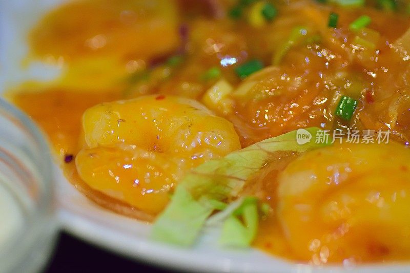 中国菜辣椒虾在白色盘子