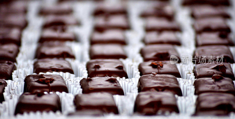 一排排的巧克力糖果。