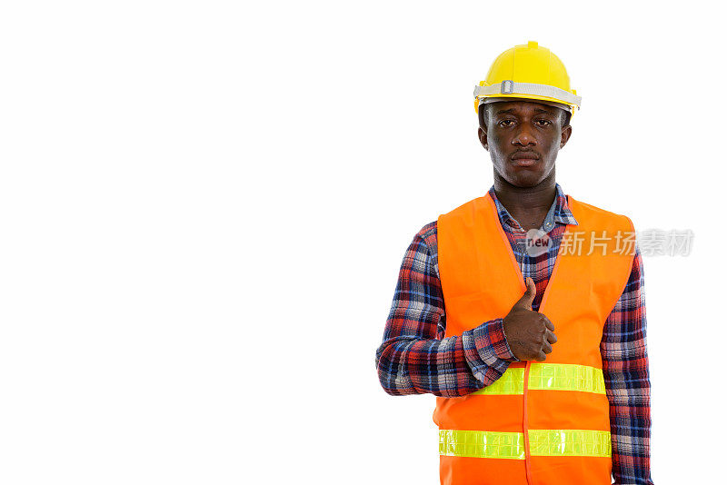年轻的非洲黑人建筑工人竖起大拇指