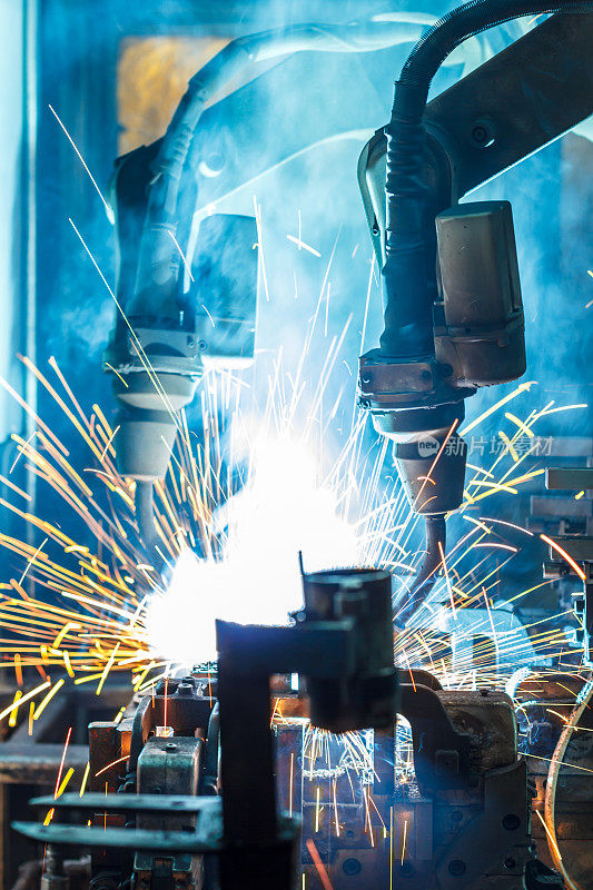 焊接机器人在汽车工厂里运动，