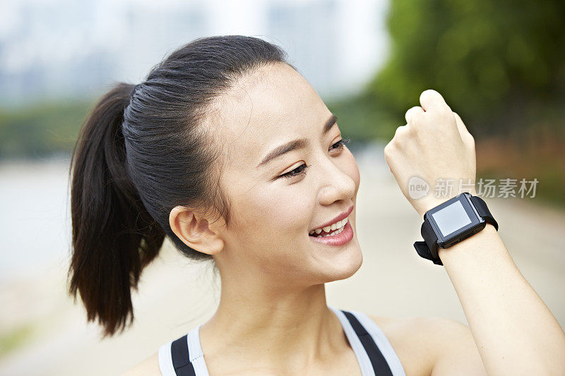 年轻的亚洲慢跑者与智能手表