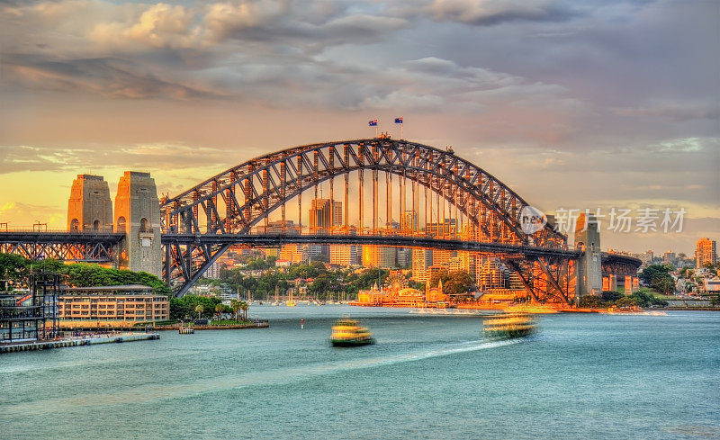 夕阳下的悉尼海港大桥