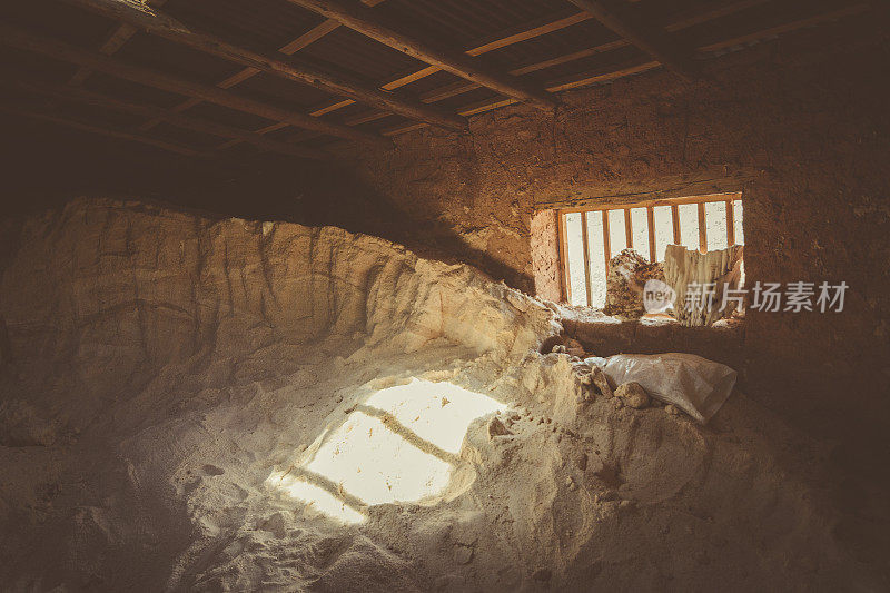 在秘鲁圣谷的马拉斯盐池里，一间用泥土建造的房子里堆满了盐。