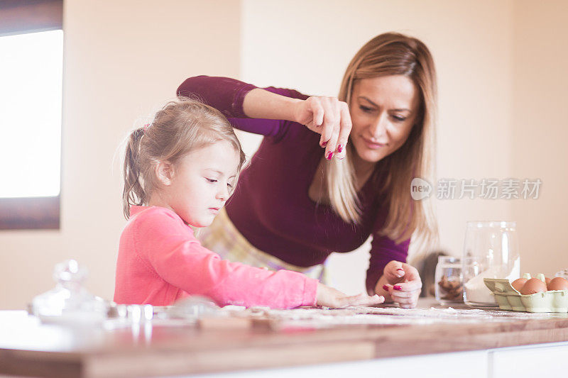 妈妈和女儿一起做饼干