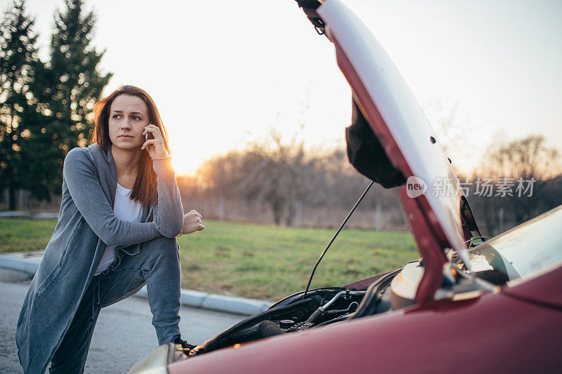 女人在叫车