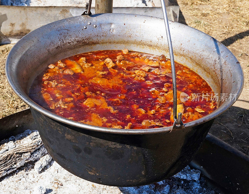 在室外用大锅煮牛肉