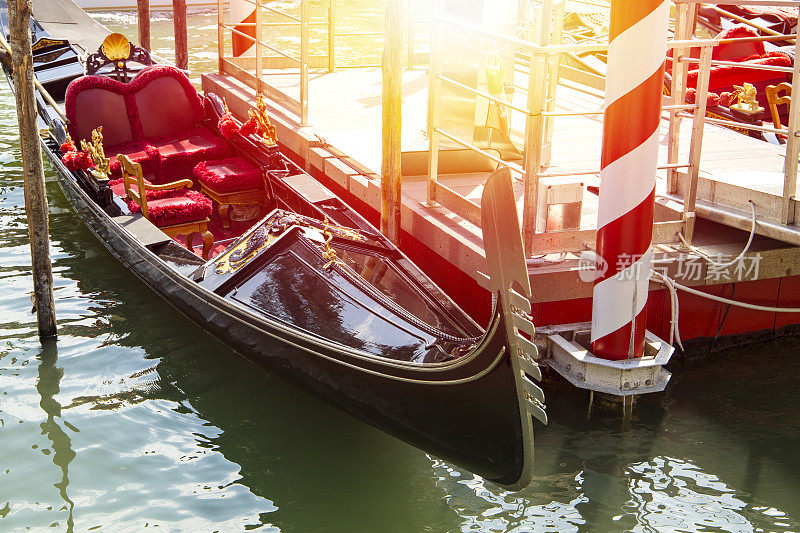在一个阳光明媚的日子里，威尼斯的意大利大运河码头上的贡多拉