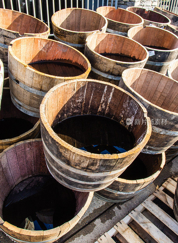 旧木桶。有第二生命的酒桶，用作装饰或作为花盆。