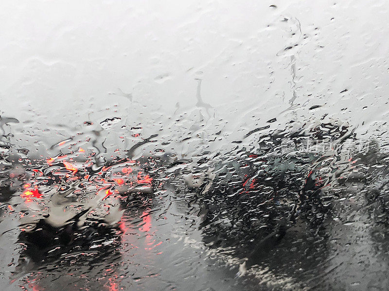 伊斯坦布尔十字路口街道的雨天交通堵塞的模糊背景