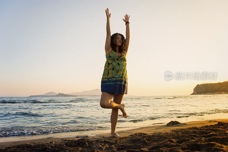 海边怀旧的女人