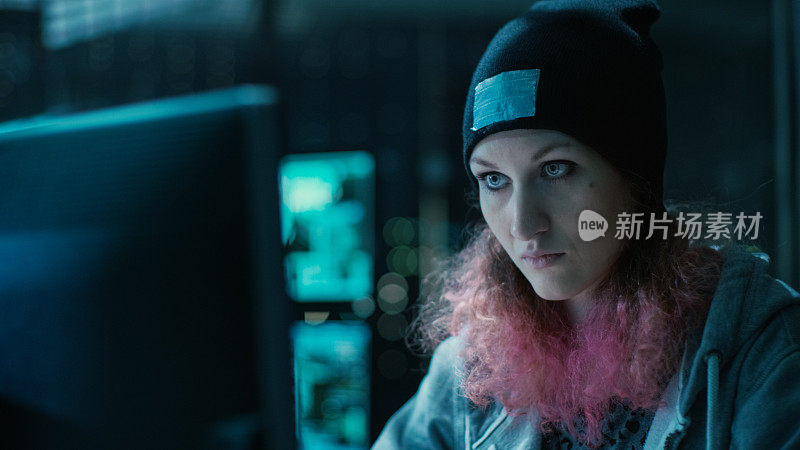 粉红头发的黑客少女用恶意软件攻击公司服务器。房间是黑暗的，霓虹灯和有许多显示。