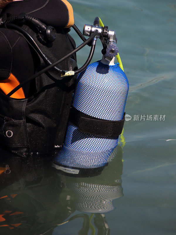 水肺潜水设备背面潜水员在水中