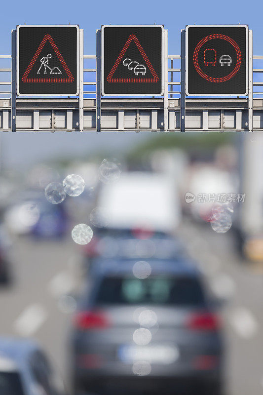 高速公路上有汽车和限速标志，交通堵塞