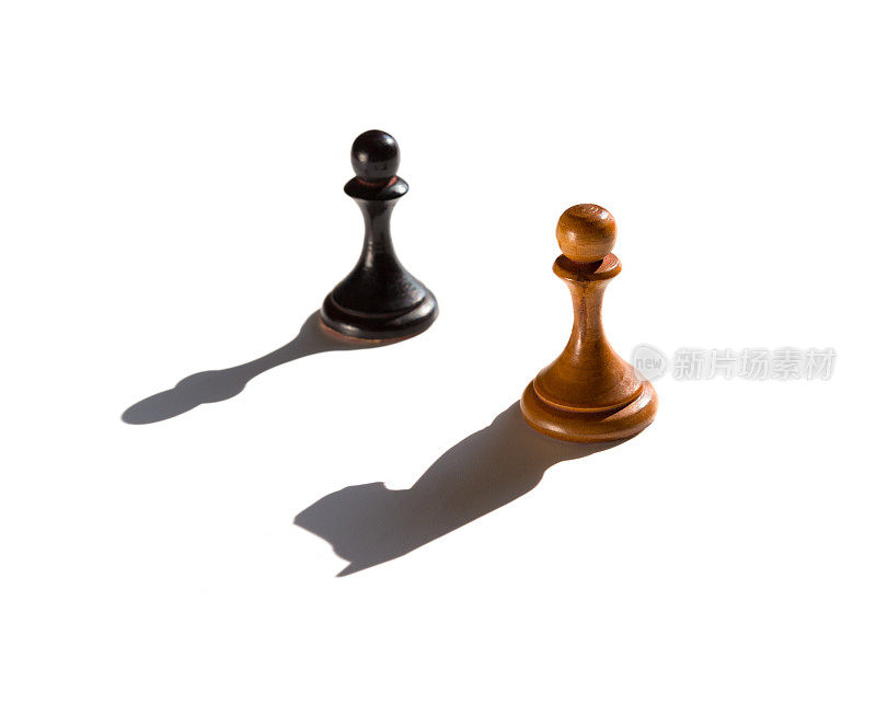 两枚棋子，一枚投下了一枚骑士棋子，体现了力量和抱负的概念