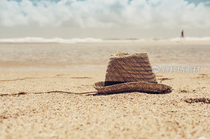 帽子放在沙滩上，海滩度假。康沃尔。